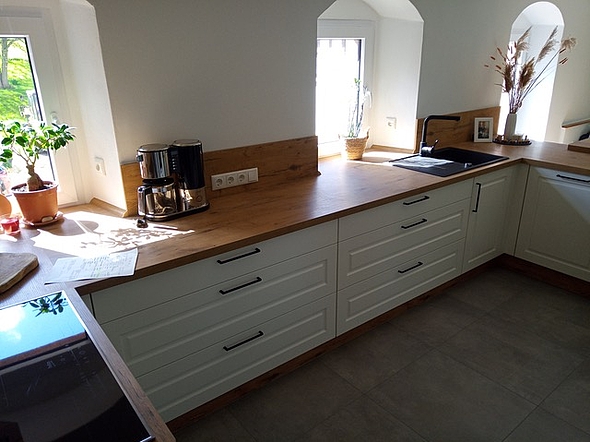 Weißer Küchenschrank