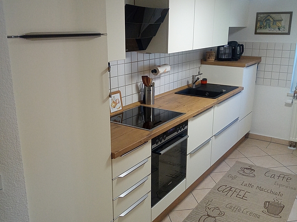 Küchenreferenz: Stilvoll schlicht eingerichtete Küche - Ansicht von Kühlschrank & Spüle