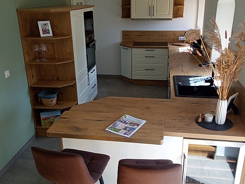 Landhausküche mit Holz