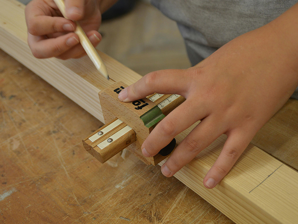 Unser Aufmaß-Service - Handwerker misst Sachen aus