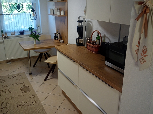 Küchenreferenz: Stilvoll schlicht eingerichtete Küche - Ablage