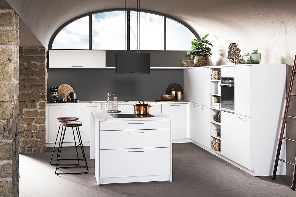 Die Küche ist in einem klaren, weißen Farbton gestaltet, was ihr ein modernes und frisches Aussehen verleiht.