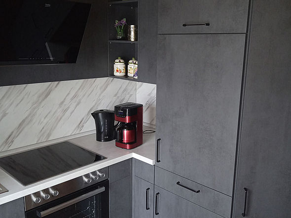 Moderne Küche in dunkelgrau Ansicht 2