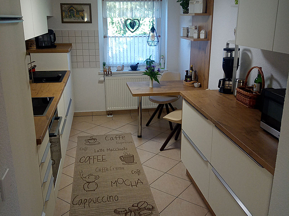 Küchenreferenz: Stilvoll schlicht eingerichtete Küche - Ansicht Weitwinkel