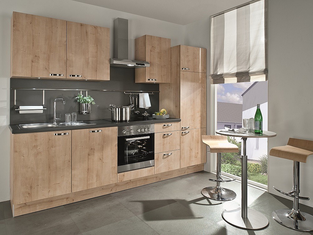 Moderne Küche in Weiß und mit Holzoptik