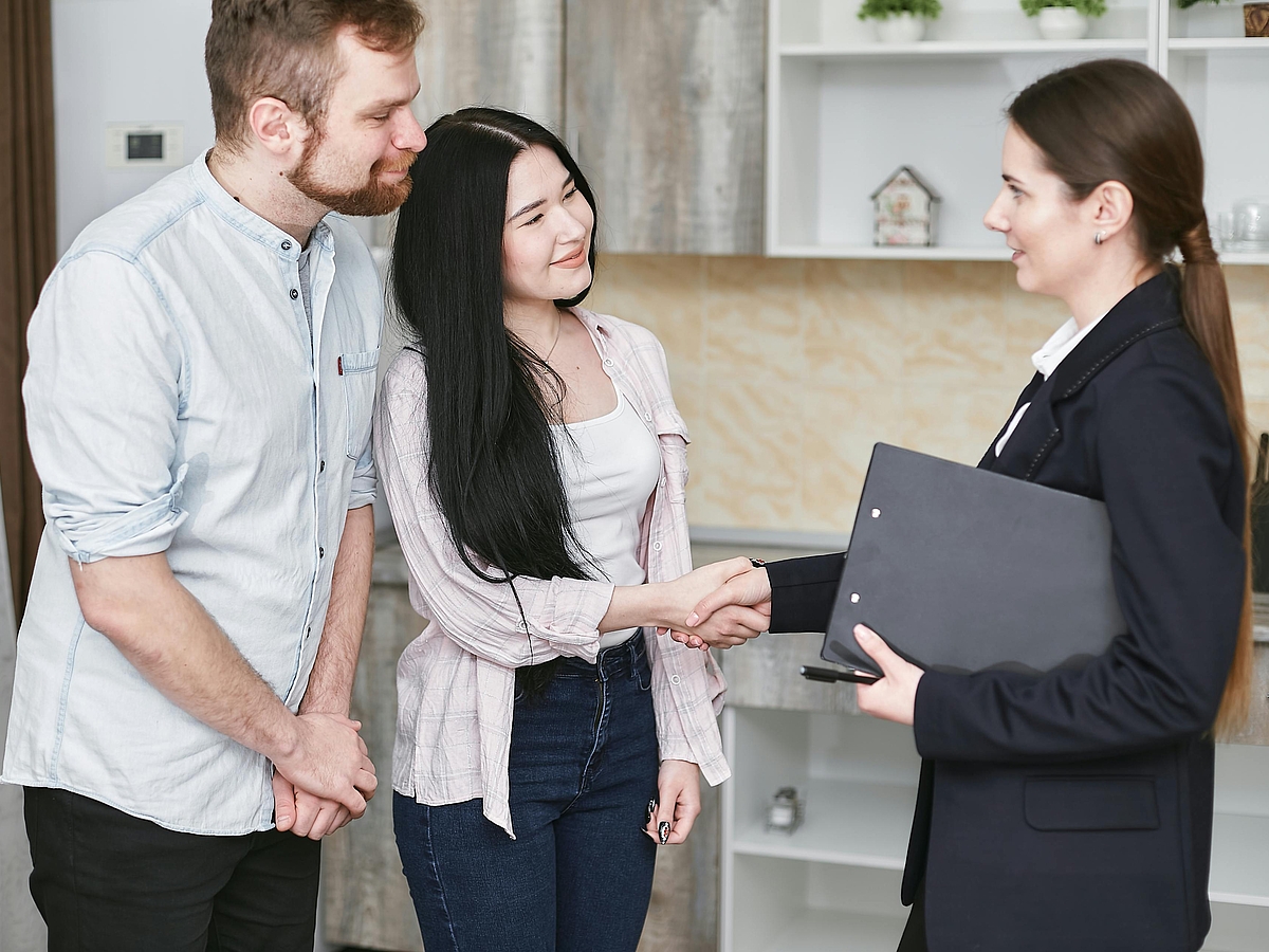 Unsere Garantie - zufriedene KundInnen schütteln Hände