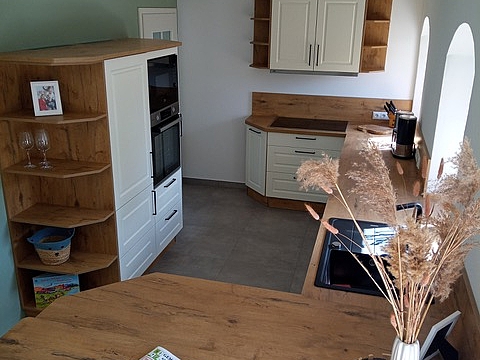 Landhausküche mit Holzarbeitsplatte