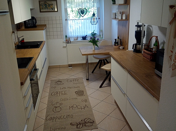 Küchenreferenz: Stilvoll schlicht eingerichtete Küche - Hauptansicht