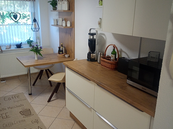 Küchenreferenz: Stilvoll schlicht eingerichtete Küche - Ansicht von Tisch