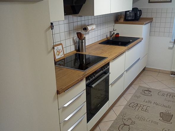 Küchenreferenz: Stilvoll schlicht eingerichtete Küche - Ansicht von Kühlschrank & Spüle