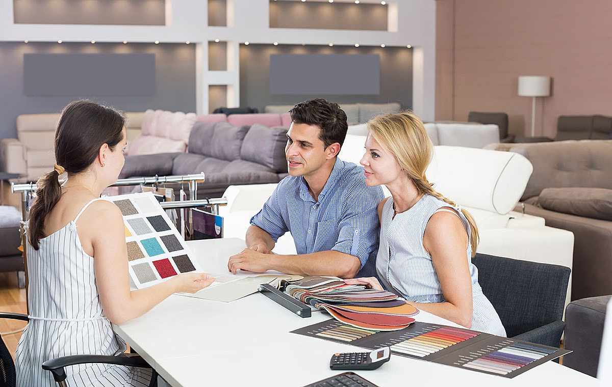 Beratung für Küche nach Maß - Berater berät ein Paar